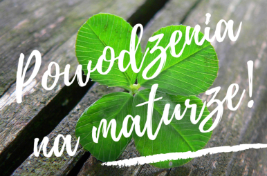 Zielona koniczyna a na niej napis Powodzenia na maturze!