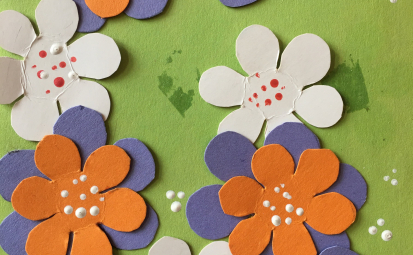 Kwiatki papierowe, kolorowe, naklejone na kartkę z życzeniami