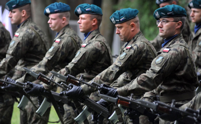 Zdjęcie poglądowe z uroczystości państwowych- żołnierze z bronią