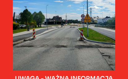 Zdjęcie remontowanej ulicy Hubalczyków na czerwonym tle, napis UWAGA - WAŻNA INFORMACJA tymczasowa organizacja ruchu na ul. Westerplatte i uol. Hubalczyków