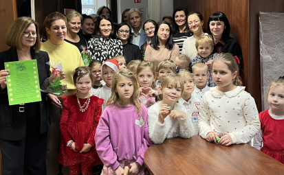 Wspólne zdjęcie przedszkolaków, dyrektorki i nauczycielek z Przedszkola Miejskiego Nr 1 w Słupsku z pracownikami Wydziału Edukacji