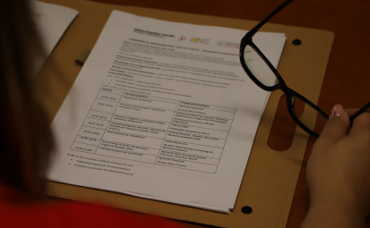 zdjęcie dokumentu, widoczna ręka trzymajaca okulary