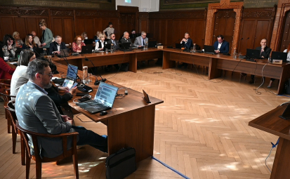 Sesja Rady Miejskiej- radni przy stołach ustawionych w podkowę  w sali ratusza