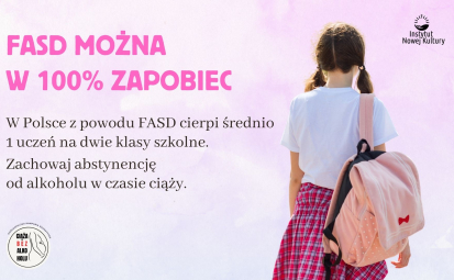 Na zdjęciu dziewczynka stojąca tyłem z różowym plaecakiem na ramieniu