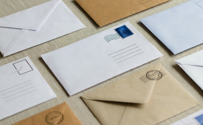 Zdjęcie poglądowe - koperty leżące na stole