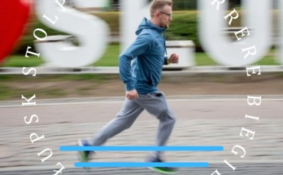 Biegacz Grzegorz Boś i logo z napisem "Stolpem Percurrere - Biegiem Przez Słupsk"