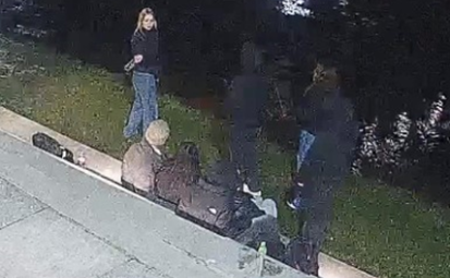 3 osoby siedzące na schodach, 3 stojące przy rzece