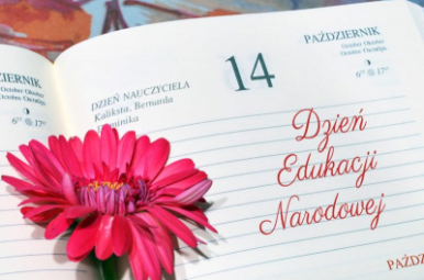 Kartka z kalendarza z napisem 14 Dzień Edukacji Narodowej a na środku różowy kwiatek