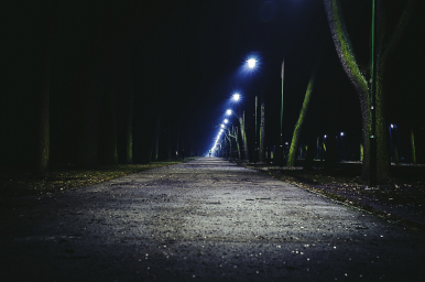 Ulica nocą, lampy uliczne są zapalone. Obraz tookapic z Pixabay.com