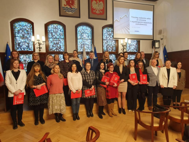 Nauczyciele klas IV-VIII ze słupskich szkół przymający symboliczne indeksy.