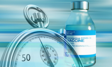 Grafika: na niebieskim tle fiolka szczepionki przeciw COVID-19, na pierwszym planie stoper