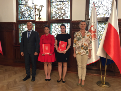 Na zdjęciu Marta Makuch, Zastępczyni Prezydentki z nauczycielkami i dyrektorem PM 25