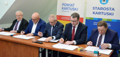 Wiceprezydent Goliński podpisuje list intencyjny; obok inni starostowie
