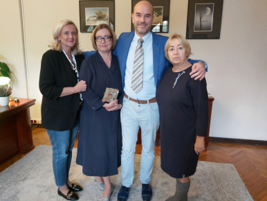 Wicedyrektorka Edukacji, Wiceprezydentka Słupska, Laureat Programu i Dyrektorka SP 5; w tle meble , na podłodze dywan, na ścianach obrazy