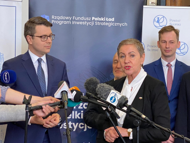Na zdjęciu widzimy Prezydentkę Miasta Krystynę Danilecką-Wojewódzką, Posła na Sejm RP Piotra Mullera, w tle radni PiS, a przed mówcami mikrofony dziennikarzy