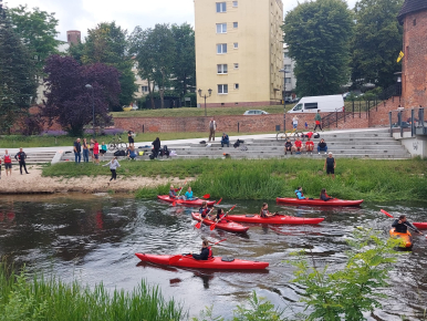 Uczniowie słupskich liceów w kajakach na miejscu startu.