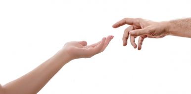 zdjęcie przedstawia dwie dłonie skierowane ku sobie na białym tle ( fot. pixabay)