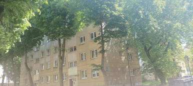 Na zdjęciu widzimy budynek mieszkalny w którym znajduje się lokal mieszkalny przeznaczony do sprzedaży