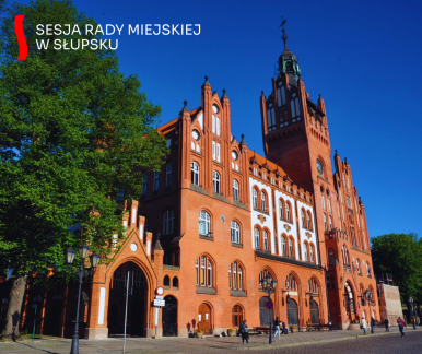Zdjęcie przedstawia ratusz od strony ulicy Deotymy. W lewym górnym rogu napis SESJA RADY MIEJSKIEJ W SŁUPSKU