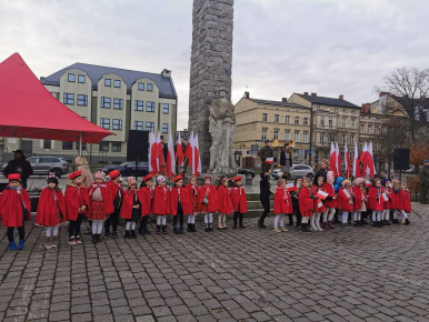 Przedszkolaki z Przedszkola Miejskiego nr 12 i 19 w Słupsku podczas uroczystości z okazji Dnia Niepodległości na Placu Zwycięstwa