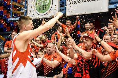 Dawid Słupiński cieszy się z kibicami słupskiego zespołu.