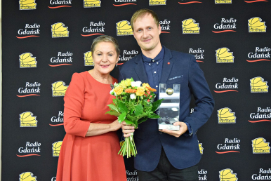 Krystyna Danilecka-Wojewódzka z Mantasem Cesnauskisem podczas wręczania nagród na gali Pomorskiego Okręgowego Związku Koszykówki