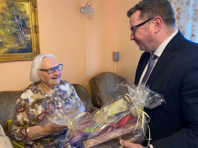 Wiceprezydent Golińśki wręcza Jubilatce kosz z upominkami