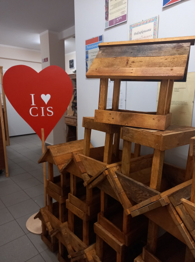 Fot. CIS FB. Na zdjęciu widzimy drewniane karmniki oraz serduszko z napisem I LOVE CIS
