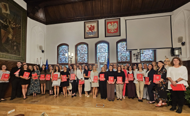 Wspólna fotografia nauczycieli odbierających akty mianowania