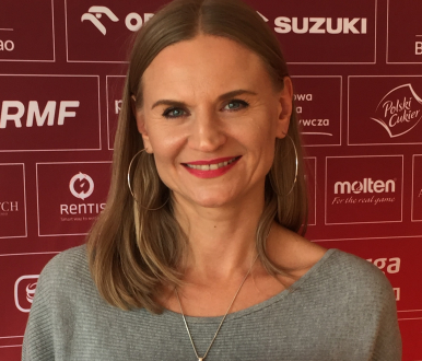 Wiceprezydentka Makuch uśmiecha się podczas konferencji prasowej