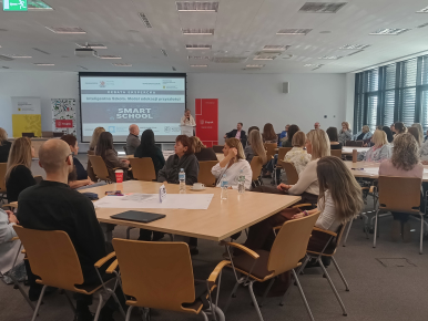 Prezydent Miasta Słupska Krystyna Danilecka-Wojewódzka przemawiająca do uczestników debaty.