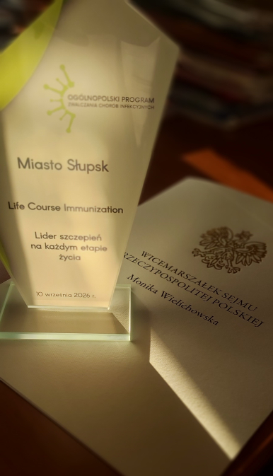 Statuetka i list gratulacyjny od Wicemarszałek Sejmu - okładka teczki