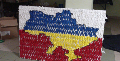 Na zdjęciu widzimy  maskującą siatkę w barwach Ukrainy na tle barw narodowych Polski - bieli i czerwieni - jako symbolu jedności i przyjaźni Polsko- Ukraińskiej.
