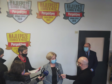 Pani Prezydent K. Danilecka-Wojewódzka podczas konferencji prasowej w Zespole Szkół Ekonomicznych wraz z dyrektorami słupskich szkół.