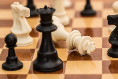 Zdjęcie przedstawia figury szachowe  (fot. pixabay)