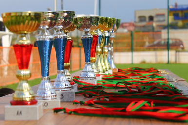 Puchary oraz medale przygotowane do rozdawania sportowcom.