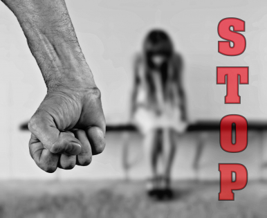 Grafika przedstawia zaciśniętą męską pięść, w tle widać przestraszoną dziewczynkę, urzymana kolorystyka szarości oraz czerwony napis STOP. (fot.pixabay)