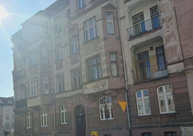 Zdjęcie przedstawia budynek w którym znajduje się lokal mieszklany na sprzedaż