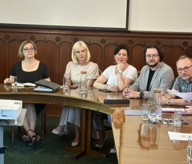 Zastępca Prezydenta Miasta Słupska, Dyrektor Wydziału Zdrowia i Spraw Społecznych oraz trzech przedstawicieli organizacji pozarządowych podczas obrad przy stole.