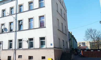 Na zdjęciu widzimy budynek mieszkalny w którym znajduje się lokal mieszkalny przeznaczony do sprzedaży