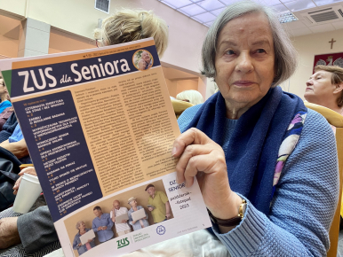 Seniorka trzymająca czasopismo "ZUS dla Seniora".