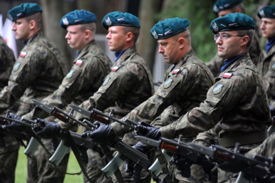 Na zdjęciu widzimy 5 żołnierzy trzymających broń