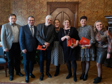 Dyrektor Maciej Araszkiewicz, Wiceprezydent Goliński, Edward Iwański , Pani Prezydent Słupska, Ewa Trofimowicz, Małgorzata Zienczuk, Pani Skarbnik Słupska