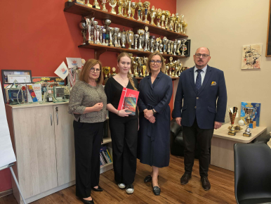 Wiceprezydent Miasta Słupska Beata Chrzanowska, Dyrektor Wydziału Edukacji Anna Sadlak, Dyrektor II LO Mariusz Domański oraz laureatka Lena Kurlapska