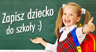 Na tle tablicy dziewczynka z podniesionym kciukiem do góry