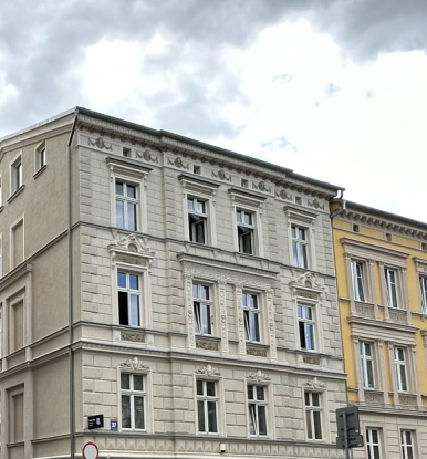 Na zdjęciu widzimy budynek mieszkalny, który został laureatem I miejsca w Konkurse pn.: „Metamorfozy Roku 2022 - Najładniejsza Słupska Elewacja - IV Edycja”.