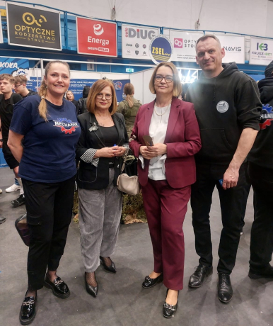 Na zdjęciu Beata Chrzanowska - Zastępca Prezydenta Miasta Słupska, Anna Sadlak - Dyrektor Wydziału Edukacji oraz dyrektorzy szkół zawodowych "Mechanika" i "Budowlanki"