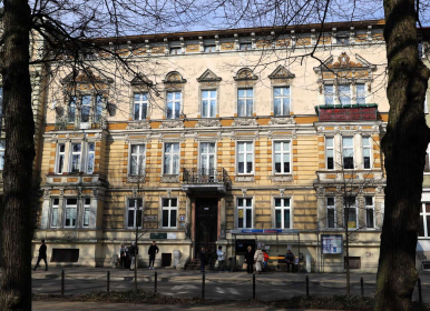 Na zdjęciu znajduje się kamienica przy ul. Sienkiewicza 4 w Słupsku
