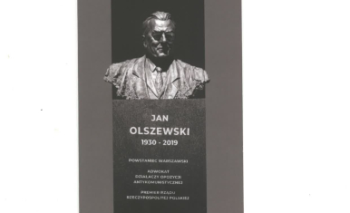 Grafika przedstawiająca pomnik Jana Olszewskiego z napisem: Jan Olszewski 1930-2019,  Powstaniec Warszawski, Adwokat, działacz opozycji komunistycznej, premier rządu RP,