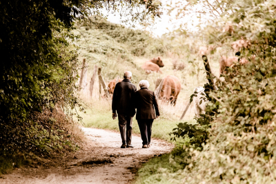 Kobieta i mężczyzna w starszym wieku spacerująca ścieżką w lesie - www.pixabay.com